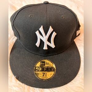 All black NY yankee fitted cap
New Era 7 1/2